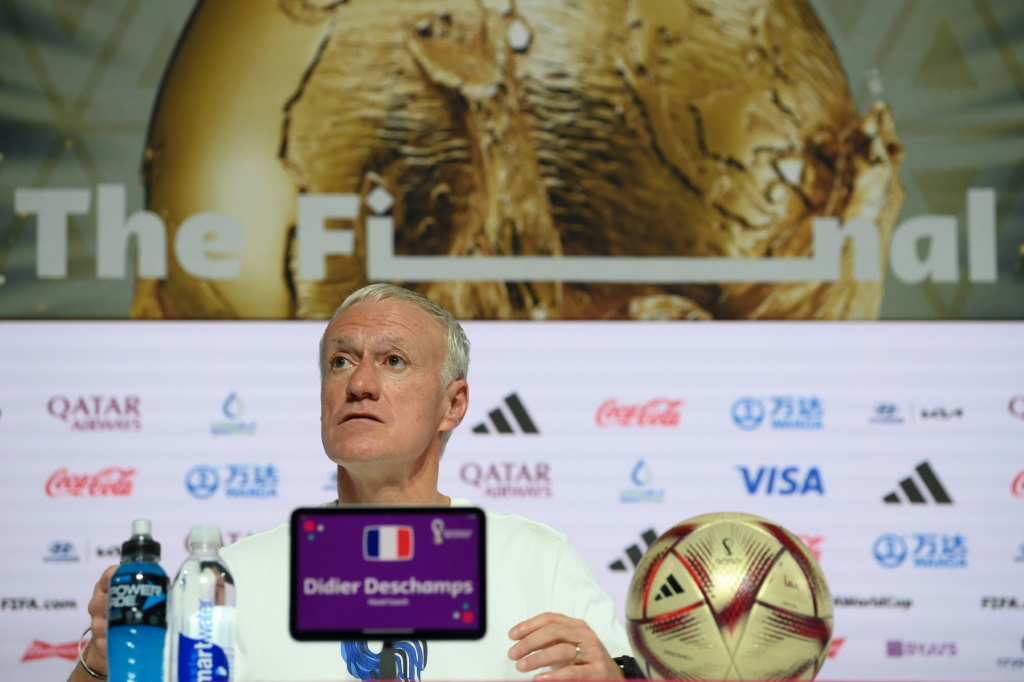    مدرب فرنسا ديدييه ديشان خلال مؤتمر صحافي عشية مواجهة الأرجنتين في نهائي مونديال قطر 2022 (ا ف ب)