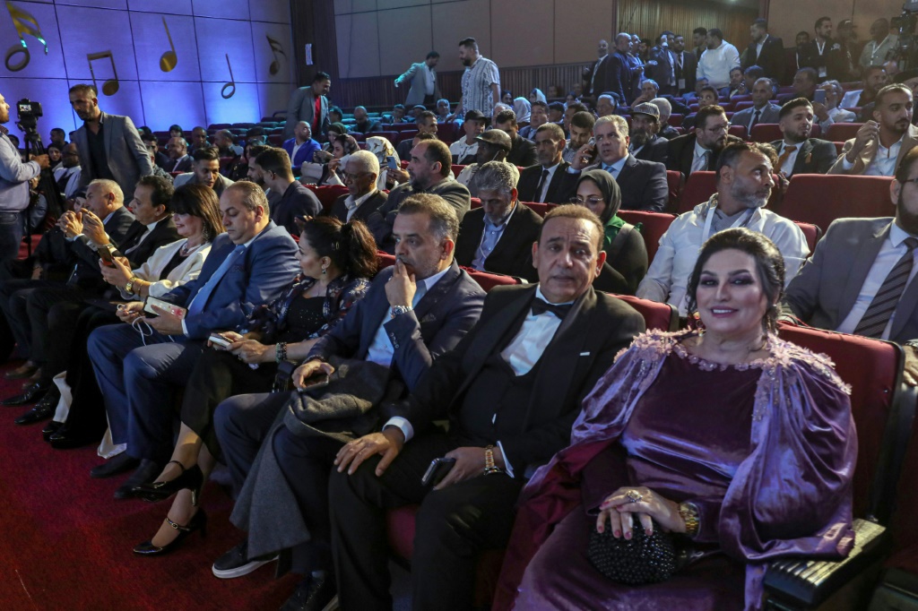 صورة التقطت في 15 كانون الأول/ديسمبر 2022 في العاصمة الليبية طرابلس لجانب من الجمهور خلال إحدةى حفلات الدورة الخامسة لمهرجان الأغنية الليبية (ا ف ب)