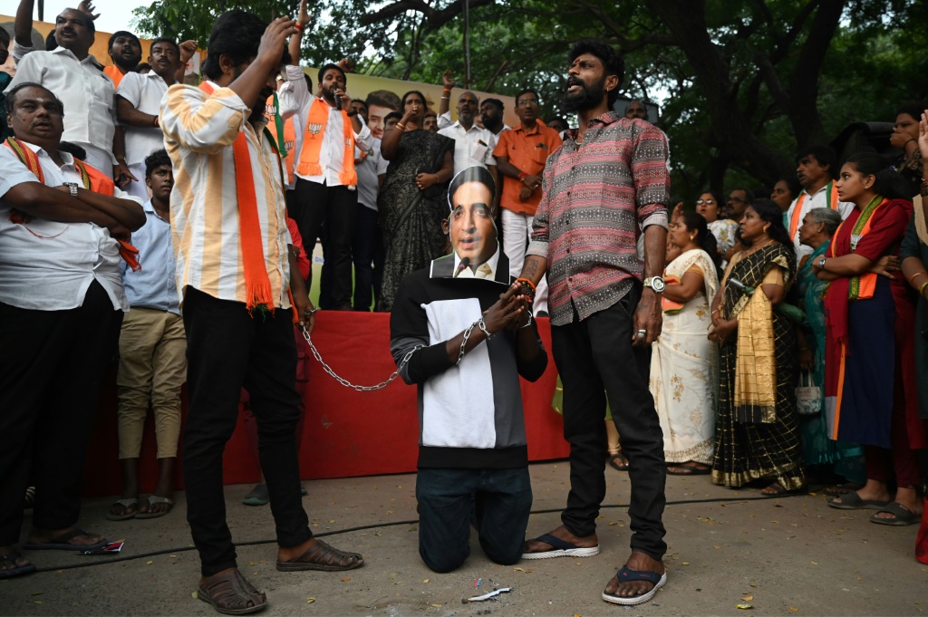 ناشطون من الحزب الهندي الحاكم يرددون هتافات ويستعدون لاحراق صورة لوزير خارجية باكستان خلال تظاهرة في شيناي في 17 كانون الاول/ديسمبر 2022 (ا ف ب)