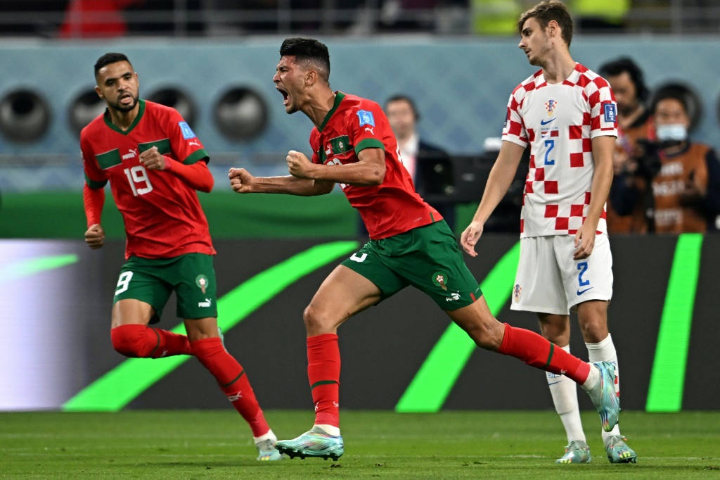 المغربي أشرف داري بعد تسجيله في مرمى كرواتيا في مباراة تحديد المركز الثالث في مونديال 2022 (ا ف ب)