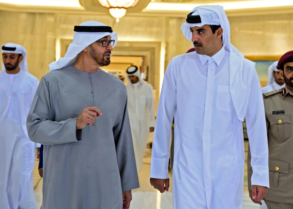 صورة لأمير قطر تميم ورئيس دولة الإمارات محمد بن زايد آل نهيان (ا ف ب)