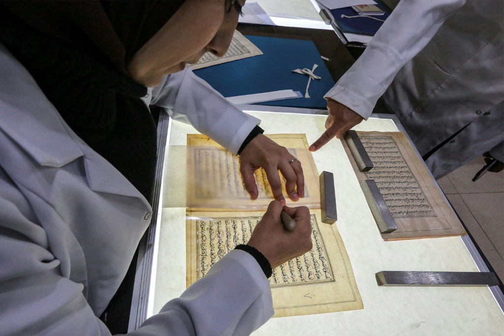    متخصصة في الحفظ تعمل على مخطوطة باللغة التركية في دار المخطوطات في العاصمة العراقية بغداد في السادس من كانون الأول/ديسمبر 2022 (ا ف ب)