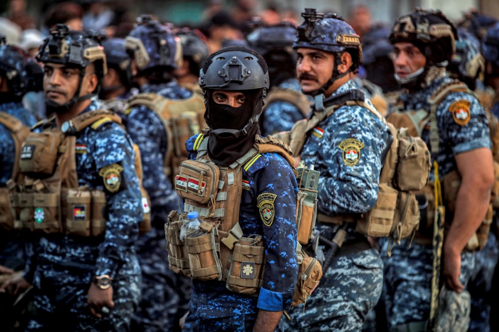     عناصر من الشرطة العراقية قرب جسر الجمهورية في العاصمة بغداد بتاريخ 25 تشرين الأول/أكتوبر 2022 (ا ف ب)