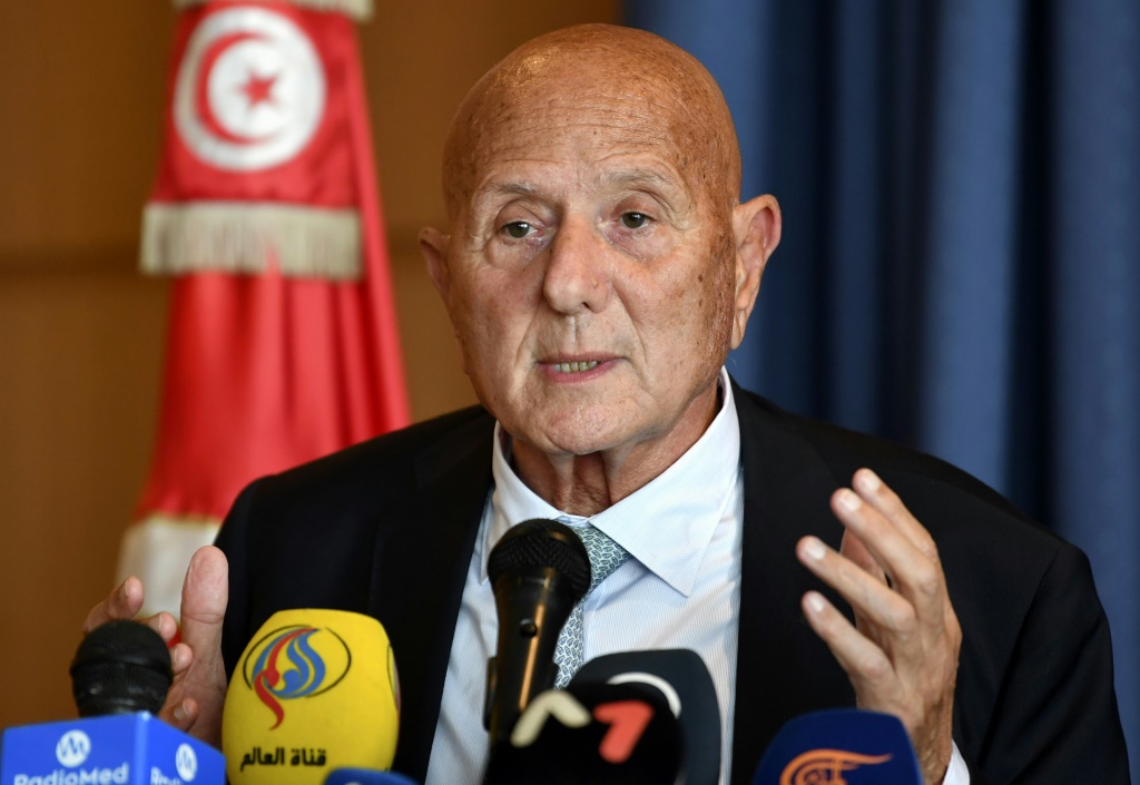    رئيس "جبهة الخلاص الوطني" أحمد نجيب الشابي خلال مؤتمر صحافي في العاصمة التونسية تونس في 26 نيسان/أبريل 2022 (ا ف ب)