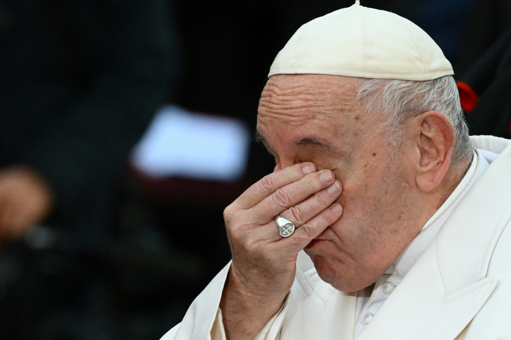 البابا فرنسيس لا يتمالك دموعه لدى ذكر الحرب في أوكرانيا في كلمة ألقاها في 8 كانون الأول/ديسمبر 2022 في روما (ا ف ب)