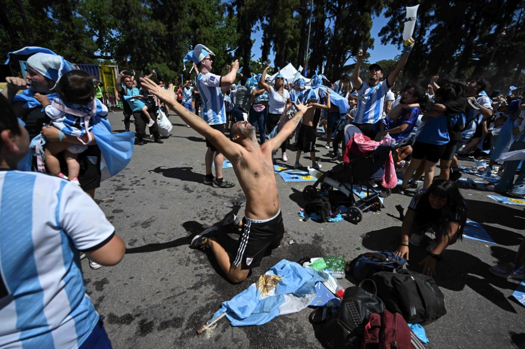مشجعون ارجنتينيون خلال متابعتهم نهائي كأس العالم ضد فرنسا (ا ف ب)