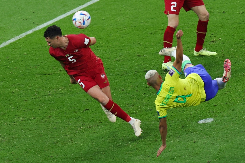 مهاجم البرازيل ريشارليسون لحظة تسجيله هدفه الثاني في مرمى صربيا في كأس العالم 2022. 24 تشرين الثاني/نوفمبر 2022 (ا ف ب)