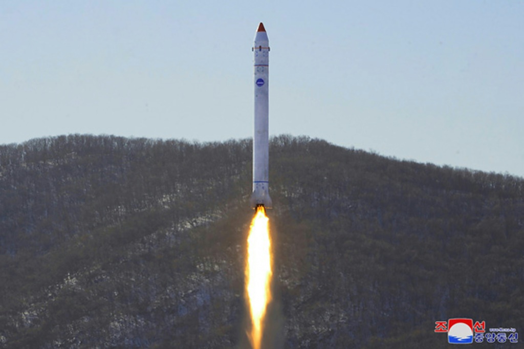 صورة ملتقطة في 18 كانون الأول/ديسمبر 2022 نشرتها وكالة الأنباء الكورية الرسمية (كاي سي ان ايه) في 19 من الشهر لصاروخ يحمل قمرا اصطناعيا تجريبيا أطلق ن قاعدة سوهي (ا ف ب)
