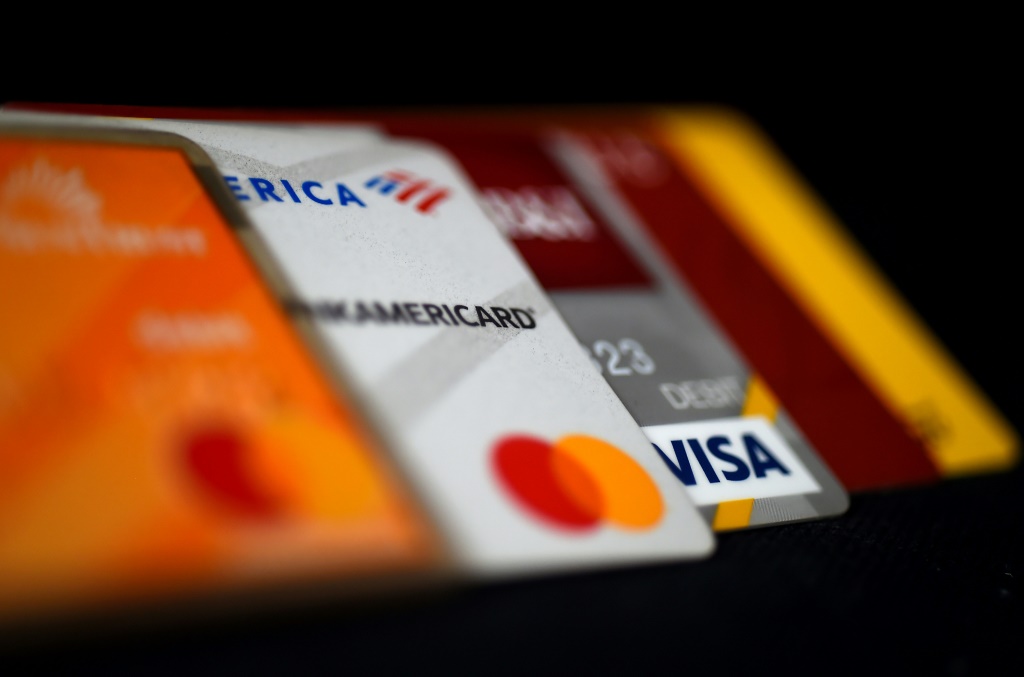    اقترحت الحكومة السماح للتجار برفض مدفوعات البطاقات للمعاملات التي تقل قيمتها عن 60 يورو (ا ف ب)