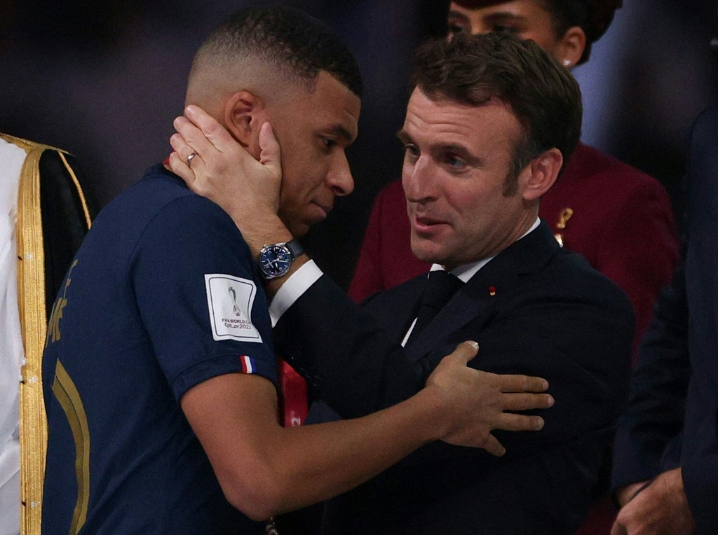  ماكرون يواسي كيليان مبابي بينما يتسلم المهاجم جائزة الحذاء الذهبي من FIFA (ا ف ب)