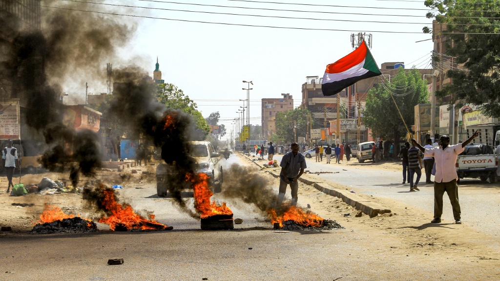 خرج المتظاهرون السودانيون إلى الشوارع يوم الاثنين احتجاجا على اتفاق مبدئي يهدف إلى إنهاء الأزمة التي أثارها الانقلاب العسكري العام الماضي (ا ف ب)