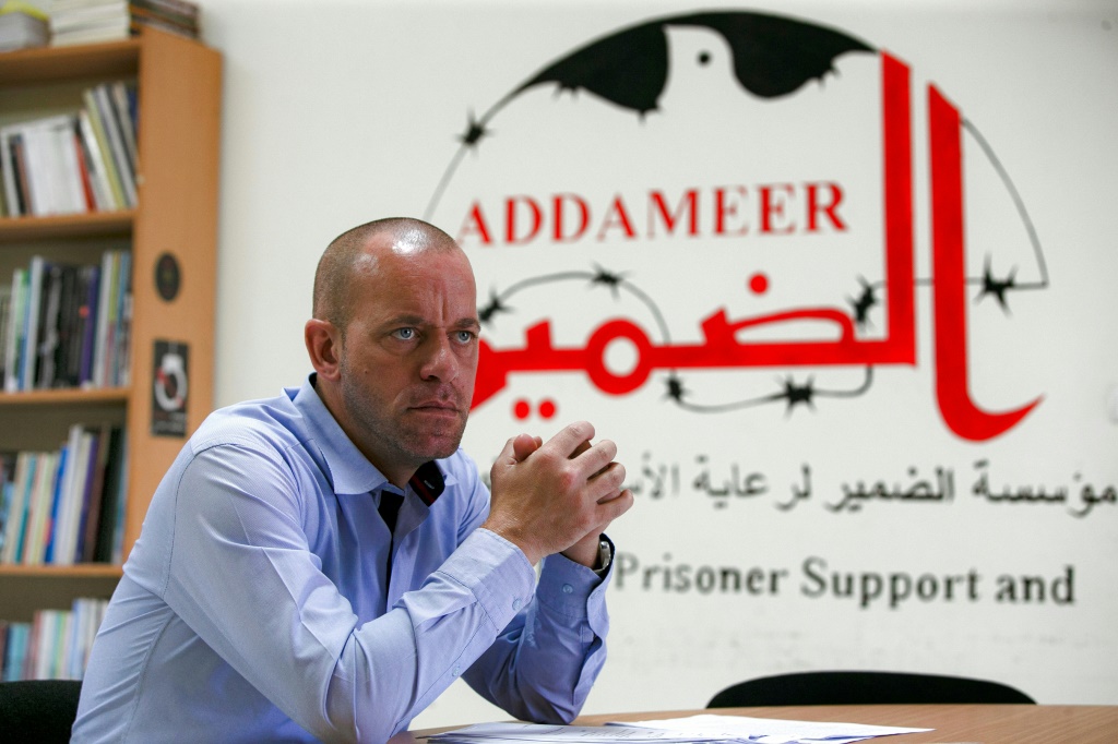 المحامي والباحث الميداني الفرنسي الفلسطيني صلاح الحموري في مقر منظمة الضمير غير الحكومية خلال مقابلة مع وكالة فرانس برس في مدينة رام الله بالضفة الغربية في 1 تشرين الأول/أكتوبر، 2020 (ا ف ب)