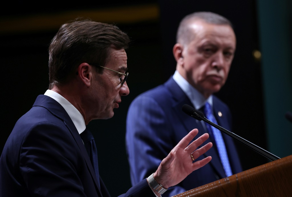   حاول الرئيس التركي رجب طيب أردوغان والزعيم السويدي أولف كريسترسون حل نزاعهما مع الناتو في أنقرة الشهر الماضي (ا ف ب)
