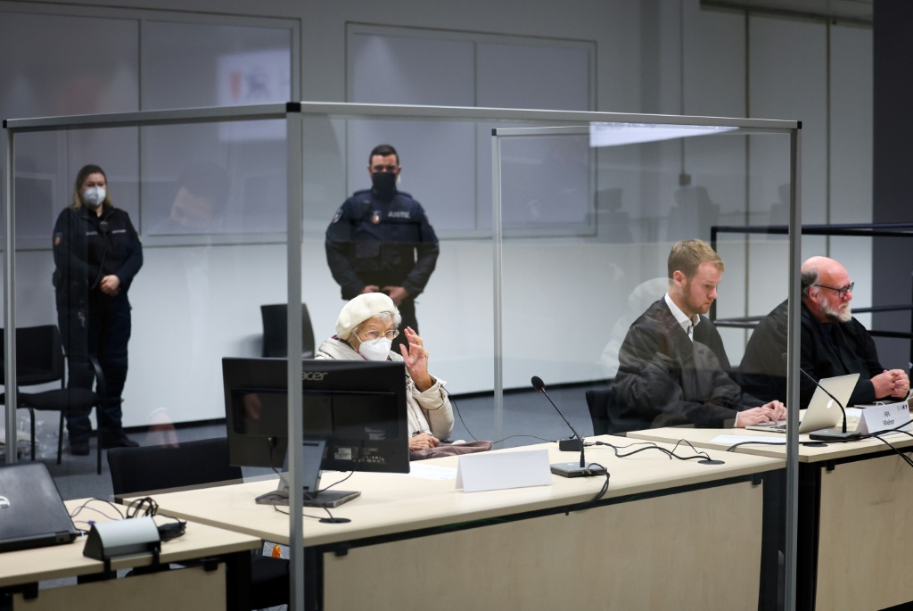    جلس إيرمجارد فورشنر على كرسي متحرك في قاعة المحكمة ، مرتديًا قبعة بيضاء وقناعًا طبيًا (ا ف ب)