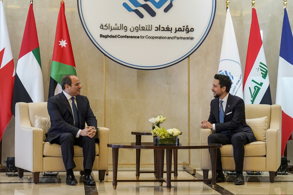     ولي العهد الاردني الامير حسين مستقبلا الرئيس المصري عبد الفتاح السيسي في عمان في 20 كانون الاول/ديسمبر 2022 في اطار مشاركته في القمة الاقليمية التي يستضيفها الاردن (أ ف ب)