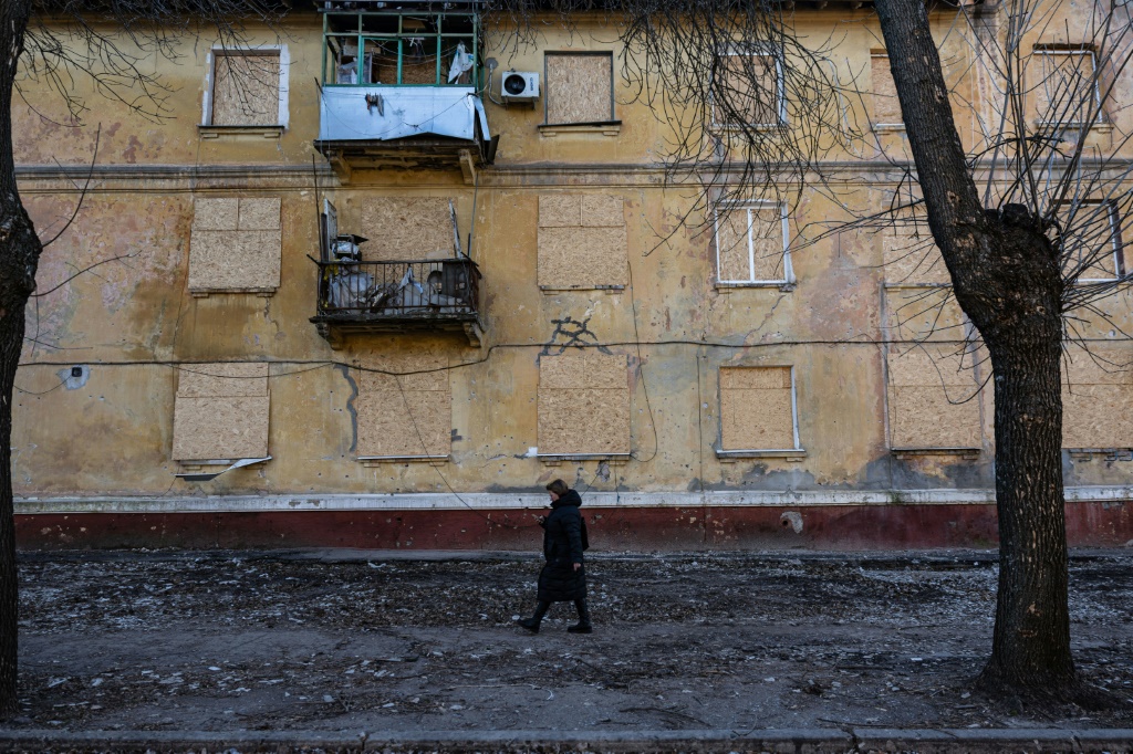 امرأة تسير بجوار مبنى مدمّر في كراماتورسك شرق أوكرانيا، في 19 كانون الأول/ديسمبر 2022 (ا ف ب)