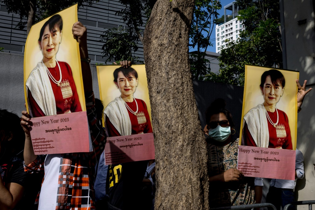 متظاهرون بورميون يحملون صور اونغ سان سو تشي خلال تظاهرة امام السفارة البورمية في بانكوك في 19 كانون الأول/ديسمبر 2022 (ا ف ب)