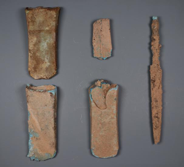 صورة من متحف بوتيان تظهر بعض الأدوات الحجرية والبرونزية المكتشفة في حوض نهر مولانشي في بوتيان في مقاطعة فوجيان بجنوب شرقي الصين (شينخوا)