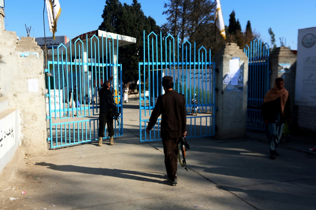     حراس مسلحون عند بوابات إحدى الجامعات في جلال آباد بعد يوم من حظر طالبان على النساء من التعليم العالي (ا ف ب)