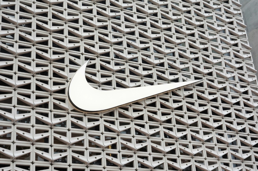     أعلنت شركة Nike عن نتائج أفضل من المتوقع على الرغم من الخصومات الكبيرة بسبب وفرة السلع (أ ف ب)