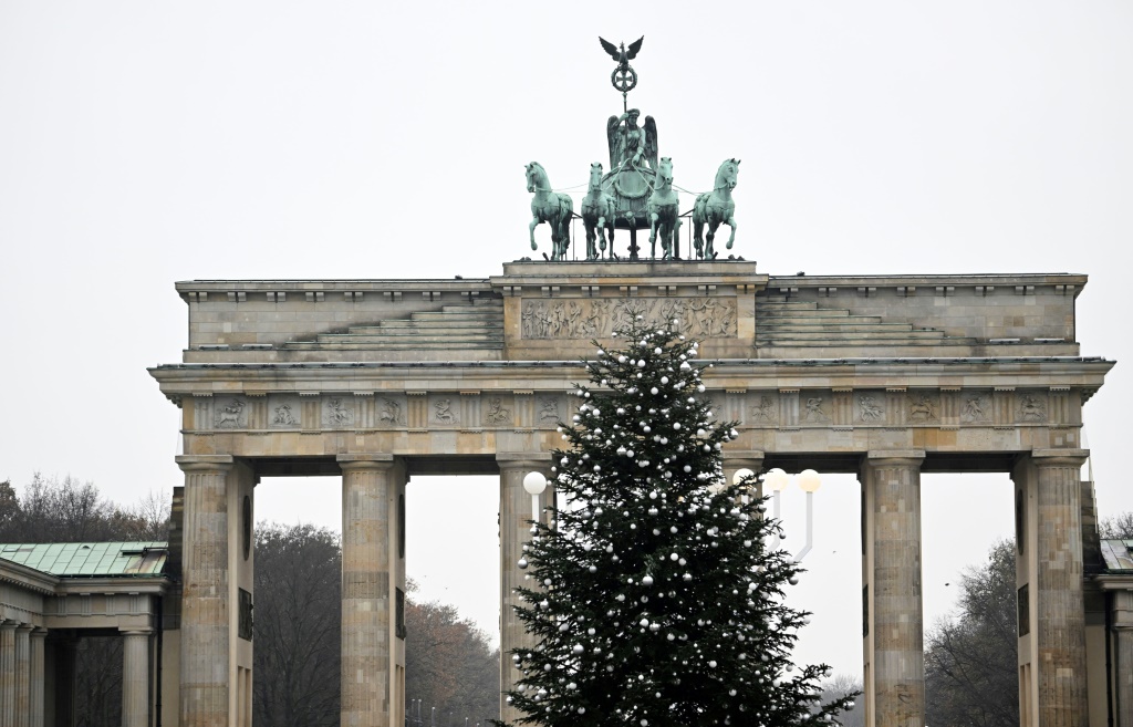 شجرة عيد الميلاد التي قُطه رأسها أمام بوابة براندنبرغ الشهيرة في برلين في 21 كانون الأول/ديسمبر 2022 (ا ف ب)