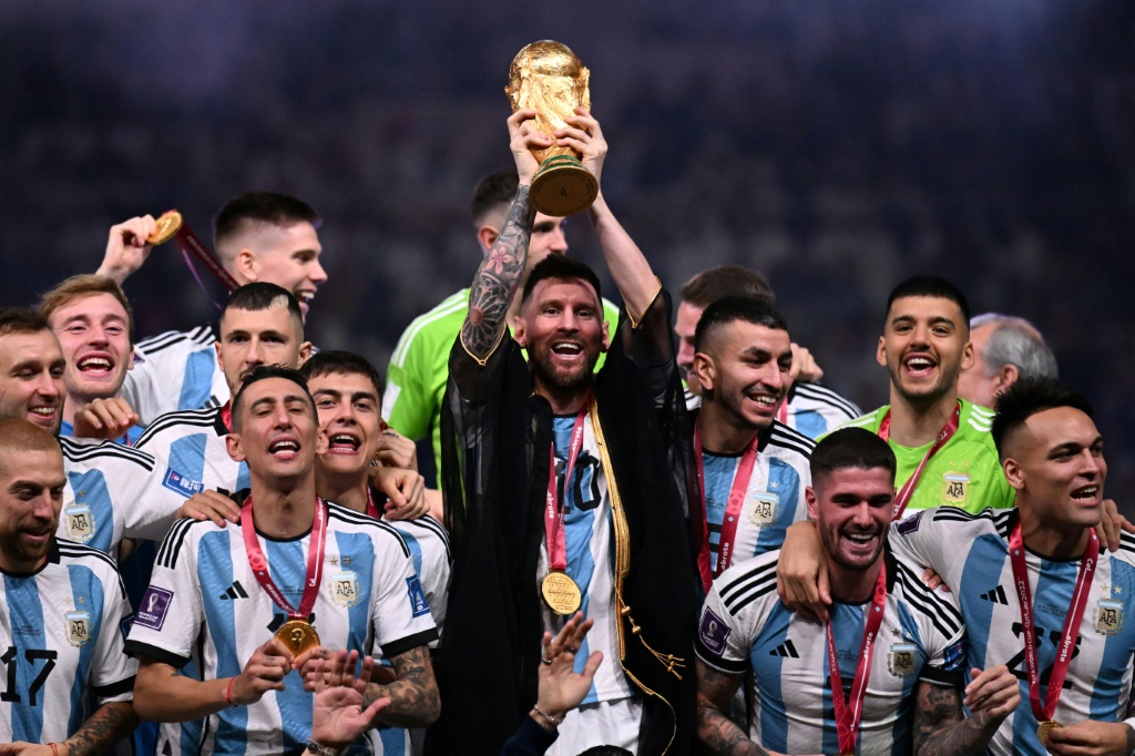 الأرجنتيني ليونيل ميسي يرفع لقب مونديال 2022 (ا ف ب)