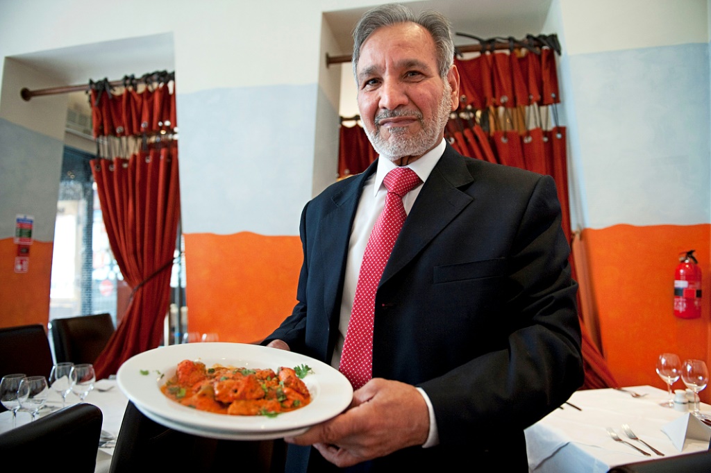 الشيف الاسكتلندي أحمد أسلام علي يحمل طبقاً من دجاج تيكا ماسالا في مطعمه بتاريخ 29 تموز/يوليو 2009 (ا ف ب)