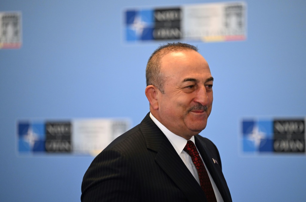    عناصر من أمن طالبان يقفون عند بوابة جامعة في جلال أباد، في 21 كانون الأول/ديسمبر 2022 (أ ف ب)