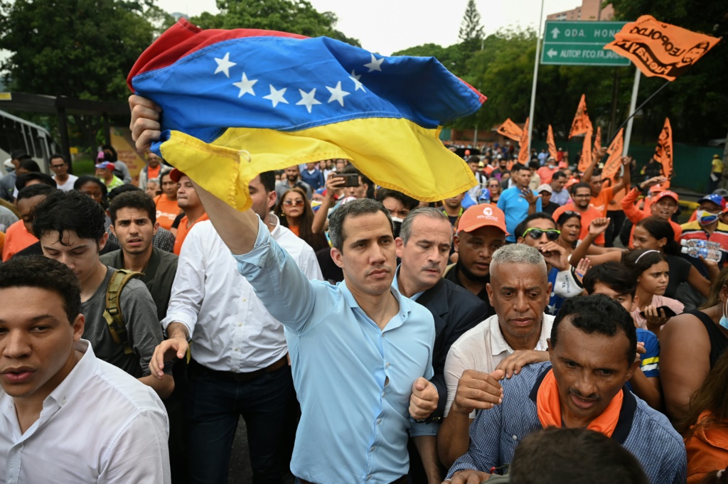 خوان غوايدو الذي تعتبره الولايات المتحدة ودول أخرى "رئيسا انتقاليا" لفنزولا في تظاهرة في كراكاس في 27 تشرين الأول/أكتوبر 2022 (أ ف ب)
