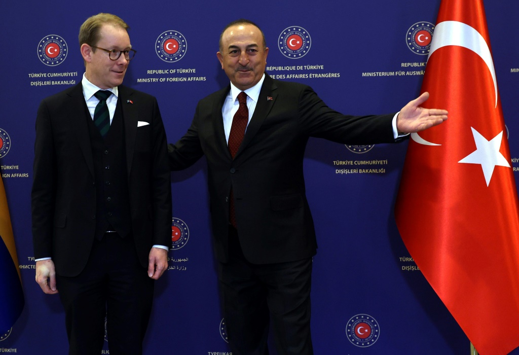    عالج وزير الخارجية التركي مولود جاويش أوغلو ونظيره السويدي توبياس بيلستروم نزاعًا صعبًا بشأن عضوية الناتو (ا ف ب)