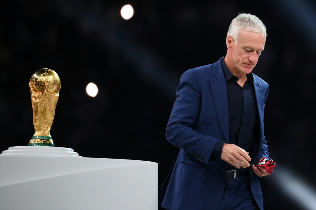 يأمل مدرب الاتحاد الفرنسي لكرة القدم نويل لوجريت ألا يرحل المدرب الوطني ديدييه ديشان (ا ف ب)
