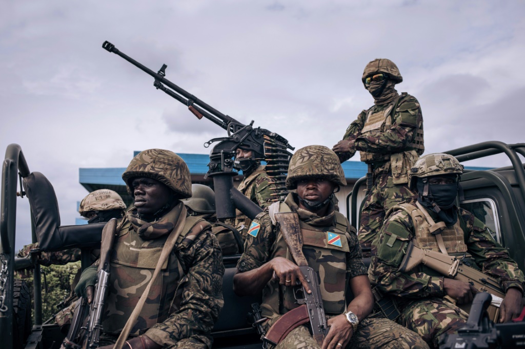  في حالة حراسة: القوات الكينية والكونغولية في مطار غوما في شرق جمهورية الكونغو الديمقراطية في منتصف نوفمبر (أ ف ب)
