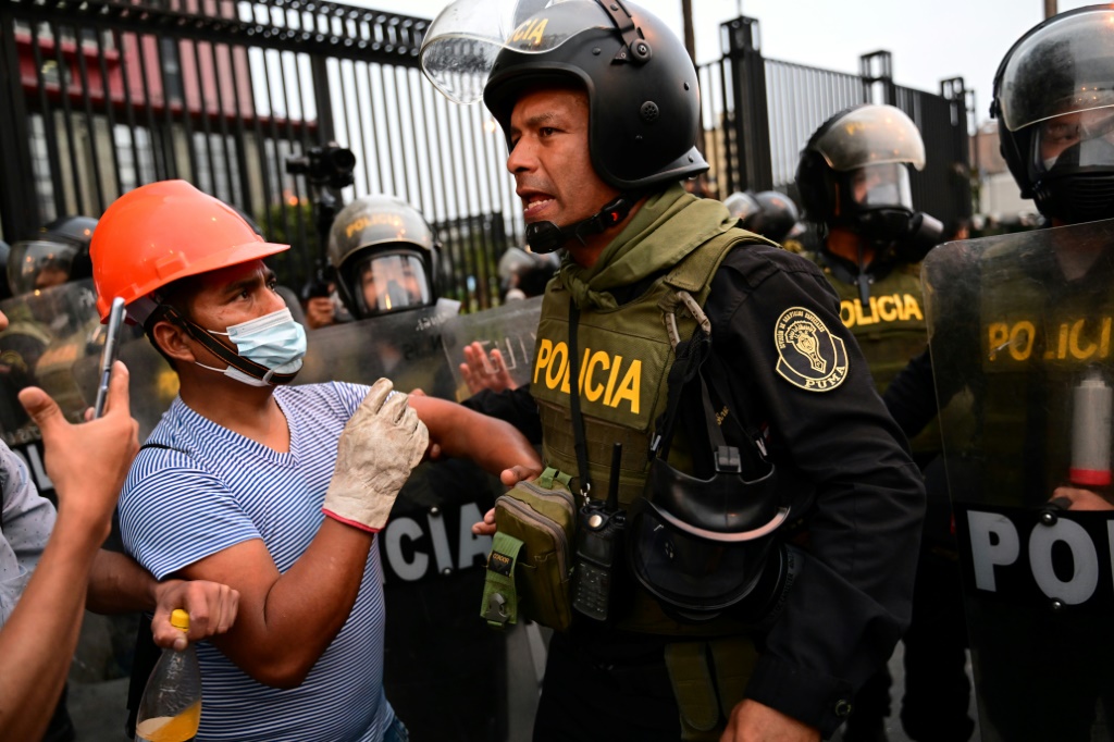  اشتباكات بين الشرطة وأنصار الرئيس السابق بيدرو كاستيو في ليما، في 15 كانون الأول/ديسمبر 2022 (ا ف ب)