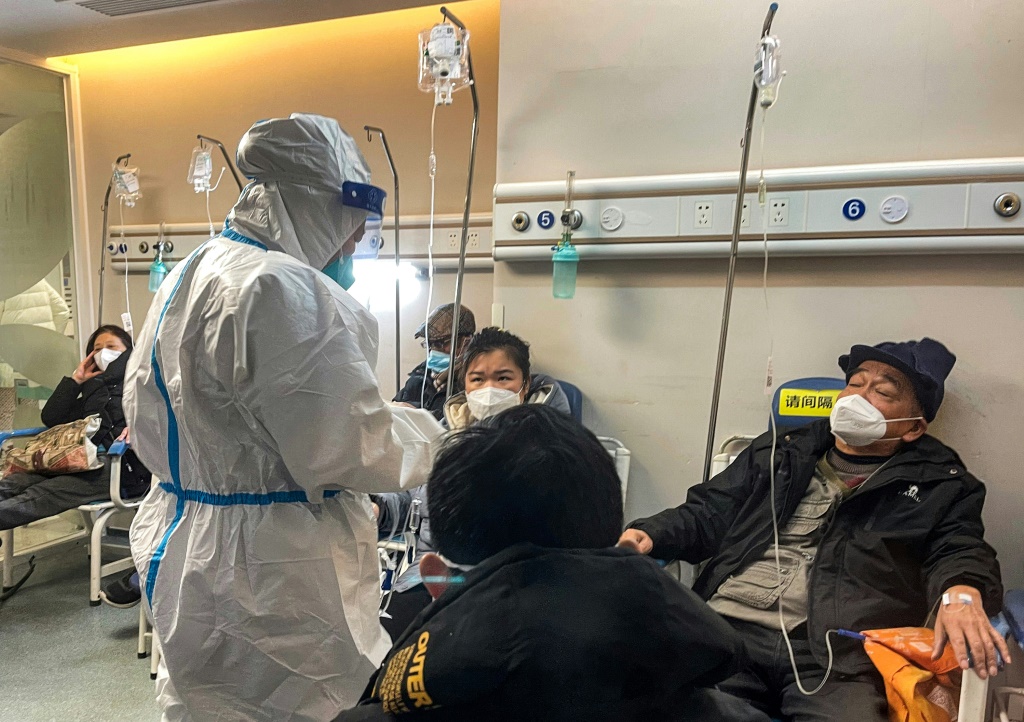أشخاص يتلقّون رعاية طبية في مستشفى في منطقة تشانغنينغ في شنغهاي، في 23 كانون الأول/ديسمبر 2022 (ا ف ب)