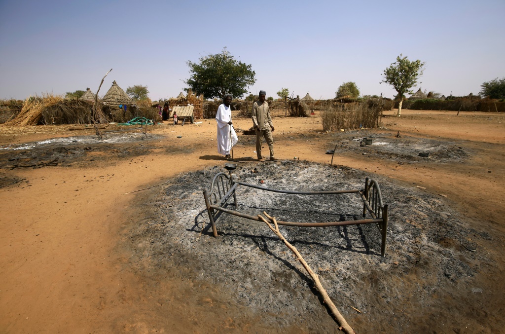    سودانيون يتفقّدون أضرارا خلّفتها أعمال عنف في جنوب دارفور في شباط/فبراير 2021 (أ ف ب)   