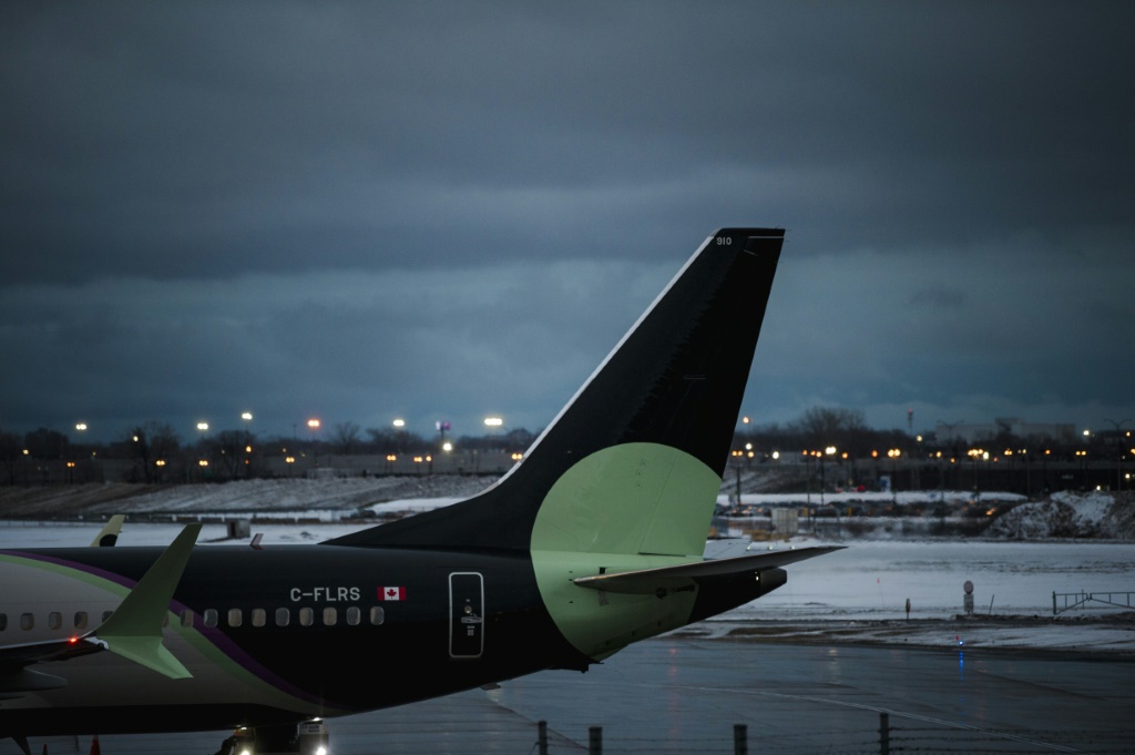     طائرة تنتظر في مطار مونتريال الدولي في كندا في 23 كانون الأول/ديسمبر 2022 (أ ف ب)
