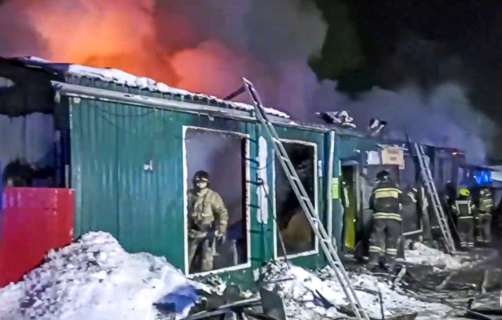 لقطة نشرتها وزارة الطوارئ الروسية في 24 كانون الأول/ديسمبر 2022 لعناصر الإسعاف وهم يخمدون حريقا في مأوى للمسنين في مدينة كيميروفو في سيبيريا (ا ف ب)