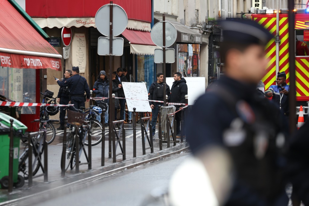 ضبّاط شرطة يؤمّنون مكان الحادث بعد إطلاق نار في باريس في 23 كانون الأول/ديسمبر 2022 (ا ف ب)
