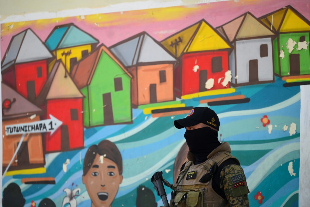 جندي سلفادوري في توتونيشابا في العاصمة سان سلفادر في 24 كانون الأول/ديسمبر 2022 (ا ف ب)