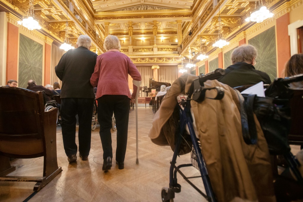 مجموعة من المسنّين يحضرون حفلة موسيقية في فيينا بتاريخ الخامس من كانون الأول/ديسمبر 2022 (ا ف ب)