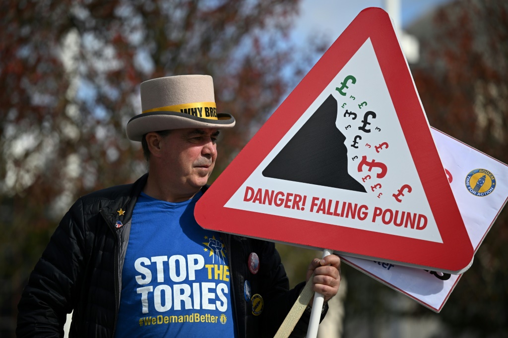 الناشط المناهض لـ"بريكست" وللمحافظين ستيف براي يتظاهر خارج مكان إقامة المؤتمر السنوي لحزب المحافظين في برمنغهام وسط إنكلترا، في 2 تشرين الأول/أكتوبر 2022 (ا ف ب)