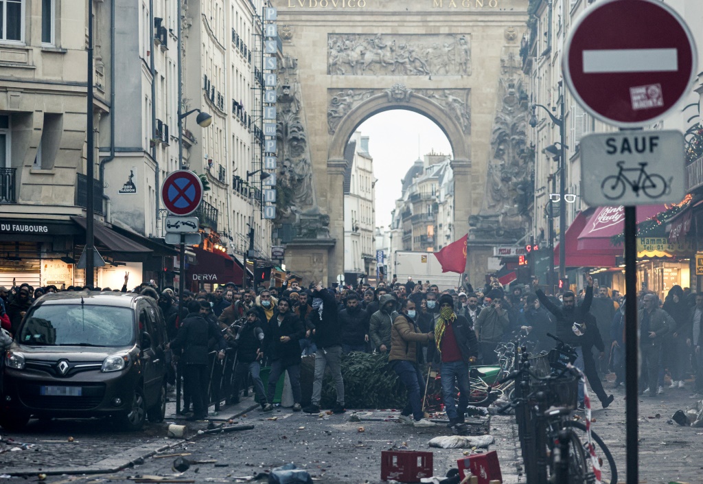     تظاهرة في العاصمة الفرنسية باريس بعد إطلاق نار أودى بحياة ثلاثة أشخاص في 23 كانون الأول/ديسمبر 2022 (أ ف ب)