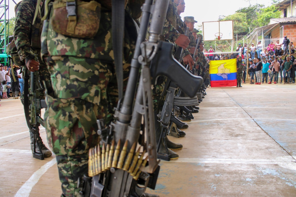 أعلنت عدة مجموعات منشقة من المنشقين عن القوات المسلحة الثورية الكولومبية - تظهر إحداها هنا وهي تحضر جنازة في نوفمبر 2022 - وقف إطلاق النار حتى العام الجديد (أ ف ب)