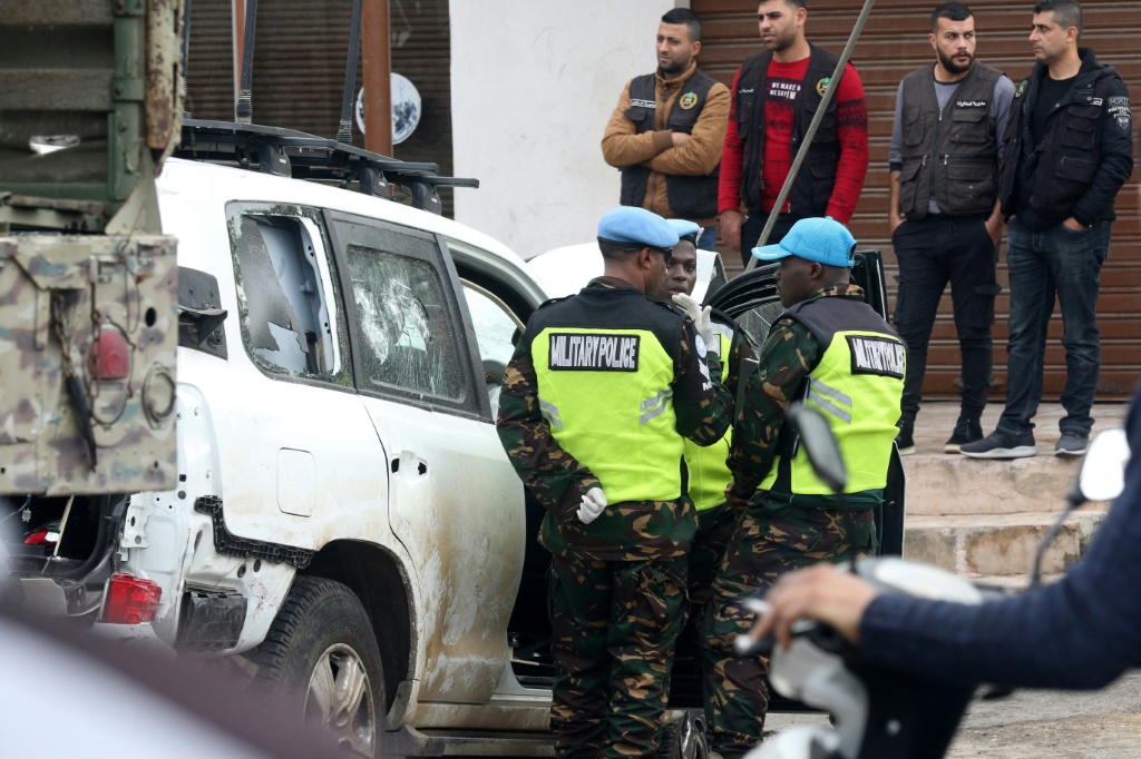    عناصر من اليونيفيل يقفون في مكان حادثة إطلاق النار على آلية تابعة لهم في قرية العاقبية في جنوب لبنان، في 15 كانون الأول/ديسمبر 2022 (ا ف ب)
