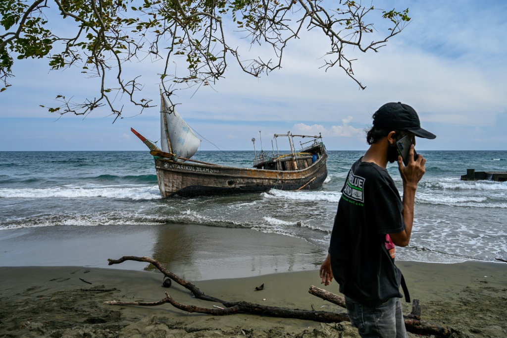 صورة القارب الذي كان ينقل لاجئين من الروهينغا بعد وصولهم إلى شاطئ في مقاطعة أتشيه الإندونيسية في 25 كانون الأول/ديسمبر 2022 (ا ف ب)