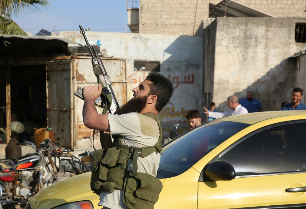    مقاتل من فيلق الشام في إدلب بتاريخ 26 تشرين الأول/أكتوبر 2020 (ا ف ب)
