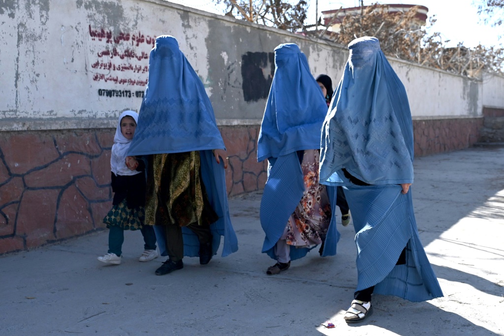 طالبان منعت الأفغانيات من العمل في المؤسسات غير الحكومية (ا ف ب)