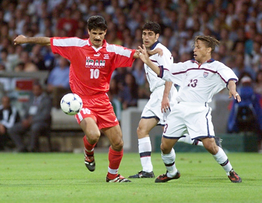    اللاعب الإيراني علي دائي (يسار) خلال مباراة جمعت إيران والولايات المتحدة في ليون بتاريخ 21 حزيران/يونيو 1998 (أ ف ب)
