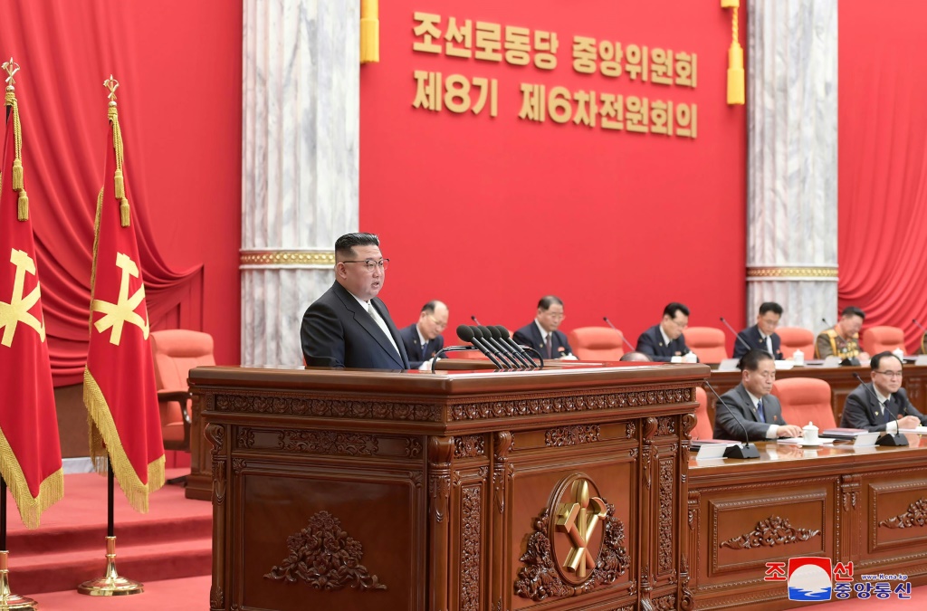 صورة وزّعتها وكالة الأنباء الكورية الشمالية في 27 ك1/ديسمبر يظهر فيها الزعيم كيم جونغ-أون في مستهلّ أعمال اجتماع سنوي أساسي للحزب الحاكم في بيونغ يانغ في 26 كانون الأول/ديسمبر 2022 (ا ف ب)