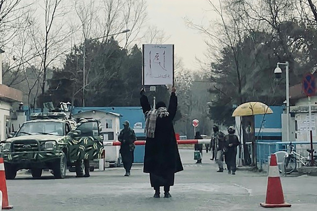احتجاجًا على الحظر المفروض على التعليم الجامعي للنساء ، رفعت الطالبة الأفغانية مروة ملصقًا كتب عليه 